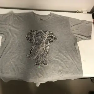 Grå T shirt med elefant. Ren och hel, storlek 3XL