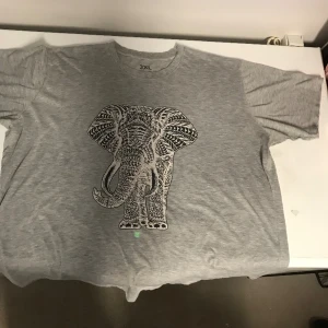 Skön mjuk T shirt  - Grå T shirt med elefant. Ren och hel, storlek 3XL