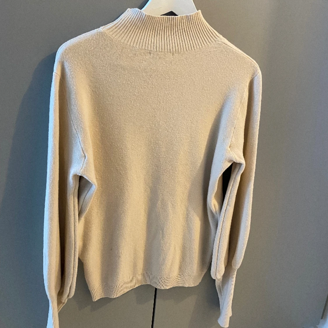 Stickad beige tröja