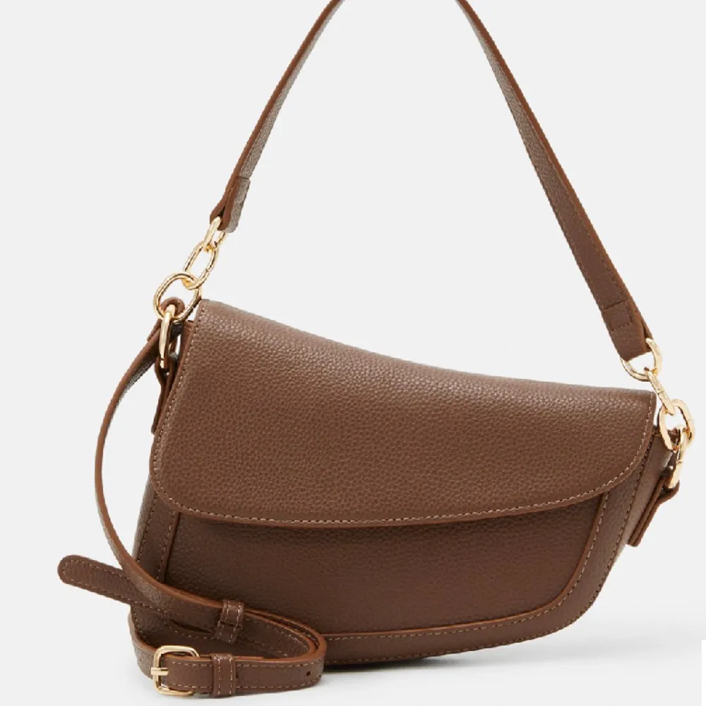 Väska frpn EVEN&ODD liknar dior saddle bag. Har en lång och en kort strap. Nyskick. . Accessoarer.