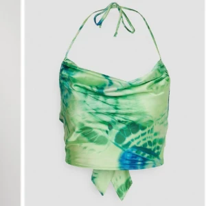 Tie back linne - Sååå snyggt tie back linne från Gina tricot. Tröjan knyts i både hals och rygg. Säljer pga råkade köpa två och glömde skicka tillbaka. Tröjan ligger kvar i sin förpackning och är helt oanvänd.