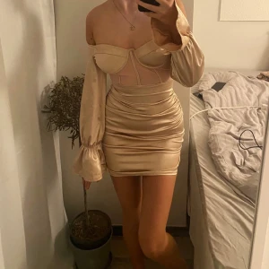 Plt klänning  - Från Prettylittlethings, finns inte kvar att köpa på hemsidan längre🌺 använd några gånger i storlek XS men passar även S. Jätte fin ljusrosa färg men ljuset är inte så rättvis:(