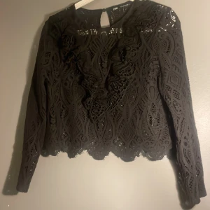 Zara topp - Säljer denna populära zara blus, endast använd en gång💓