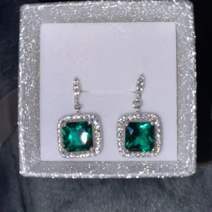 Jätte fina örhängen  - Aldrig använt. Helt nya och säljer för att jag inte kommer använda dom. 100% äkta silver och fin grön färg.