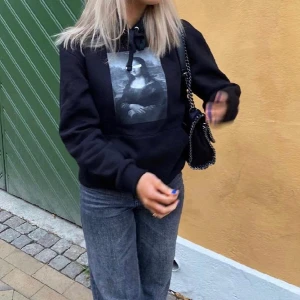 Hoodie - Säljer denna fina Hoodie från the cool elephant i storlek s, då jag inte använder den💗