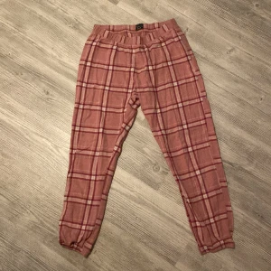 Pyjamasbyxor - Säljer dessa mysiga pyjamasbyxor med mudd 💗 storlek M men passar XS/S!