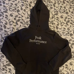 Peak performance tröja  - Perfekt huvtröja till kylan! För bra pris ! Har använt den fåtal gånger .. köptes för 1200:-