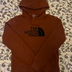 North Face tröja  - Bra skick ! Perfekt till denna kyliga vädret!