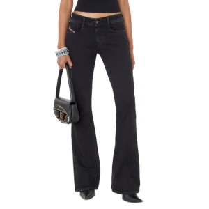 Svarta Bootcut Diesel jeans  - Svarta lowrise Bootcut jeans från Diesel  Mycket fint skick  Storlek: W.25 L.30 Modell: ”Bootcut and Flare Jeans - 1969 D-EBBEY”