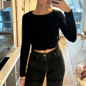 Fluffig svart topp - En snygg tajt svart topp som är av fluffigt mjukt material. 