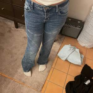 Lågmidjade blåa jeans köpta på HM för 300kr. Säljer då de inte kommer till användning även om de är galet fina. Pris kan diskuteras. Möts eller fraktar❤️