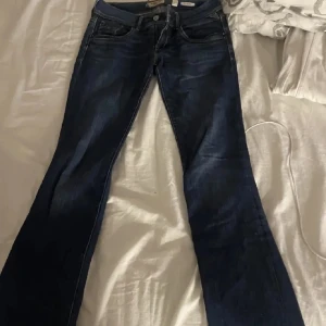 Replay bootcut jeans - Säljer dessa jättefina lågmidjafe bootcut jeansen från Replay. Köpta här på Plick, säljer då de va alldeles för långa på mig, fint skick. Lånade bilder från personen jag köpte av, skriv privat för egna bilder. Passar någon 175-180 cm typ. 