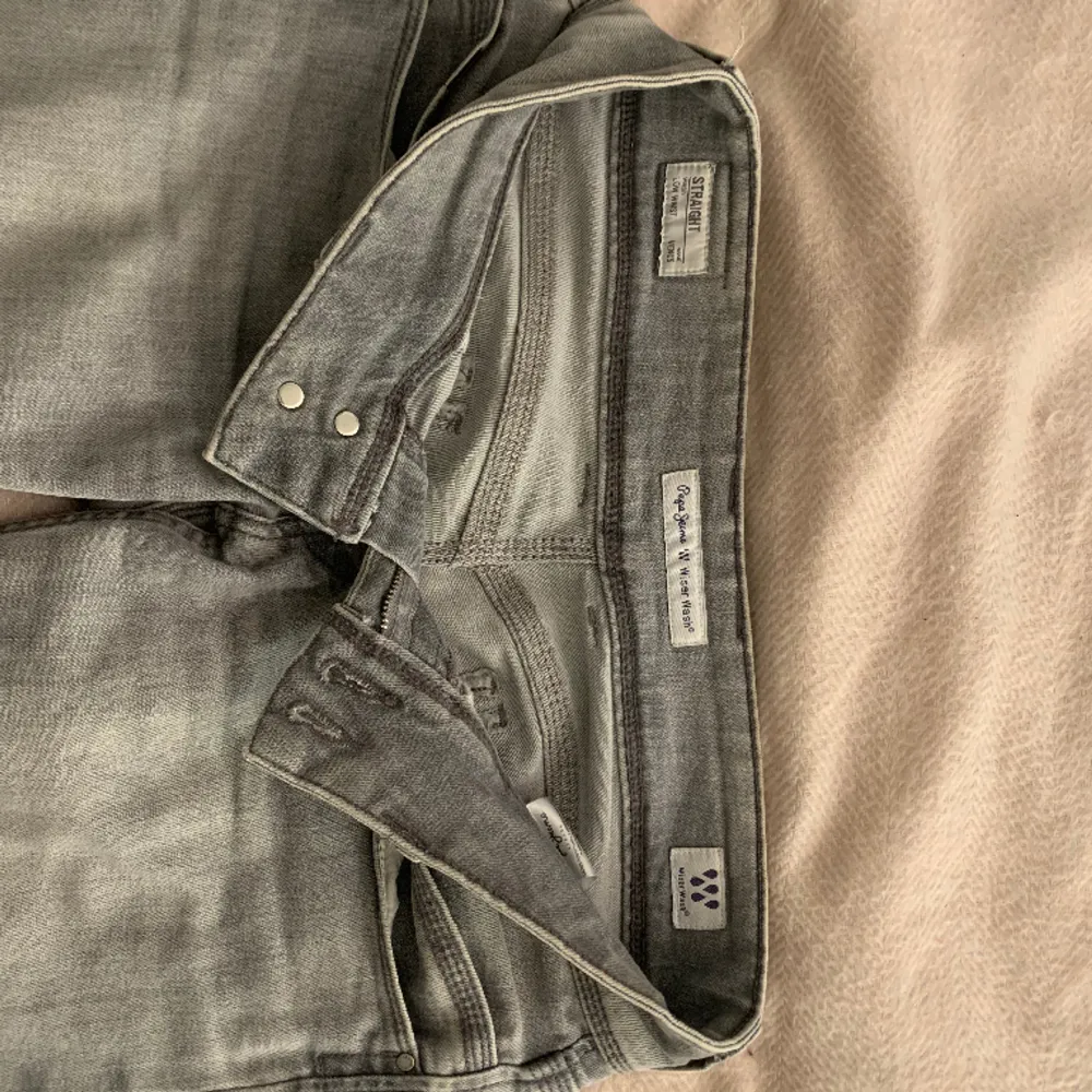 Säljer mina PepeJeans jeans, i modellen Straight Low waist. Säljer pågrund av att dom är för stora + för korta💕Skriv vid intresse!. Jeans & Byxor.