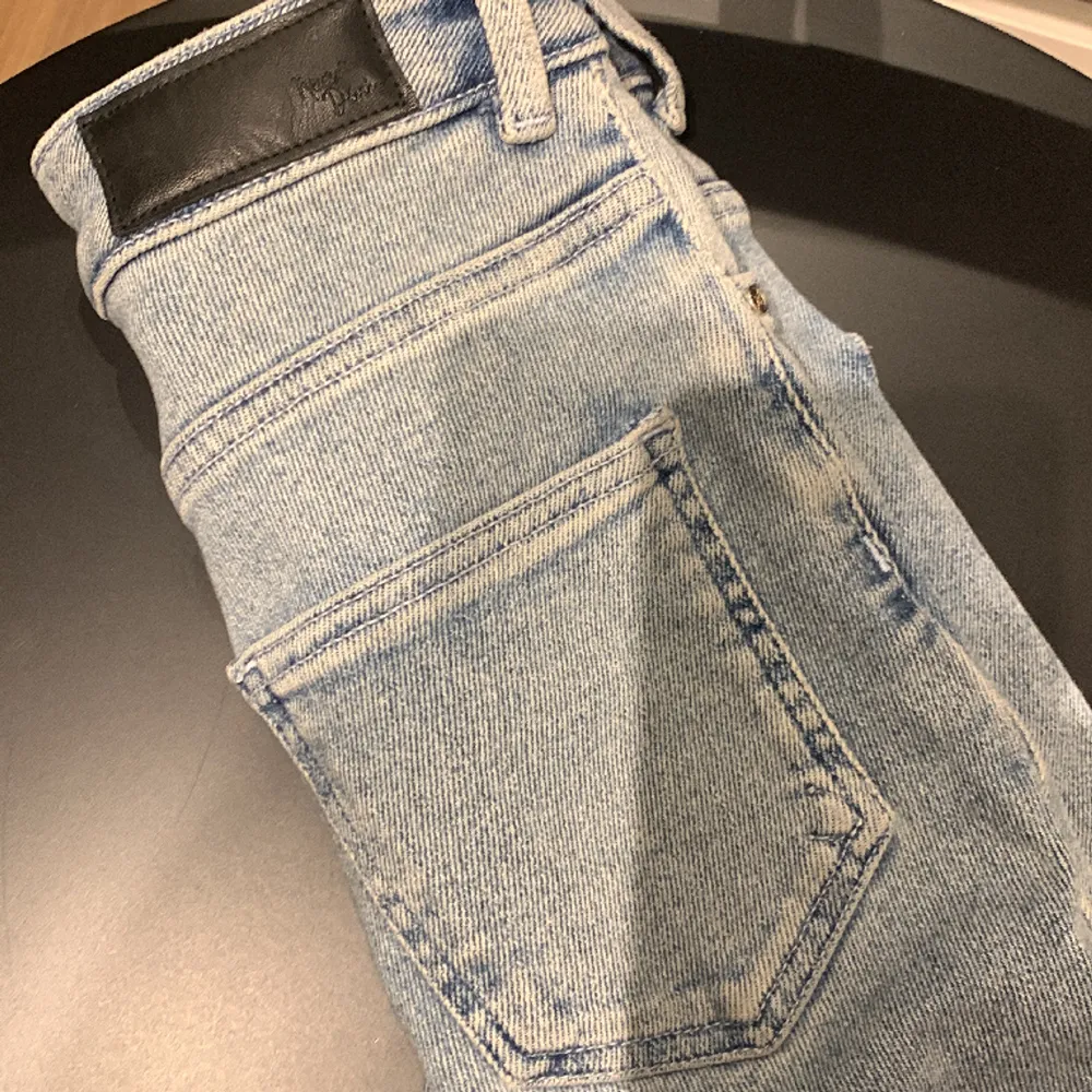 Never denim jeans från bikbok. Storlek xs. Använda 1 gång, nypris 599:- . Jeans & Byxor.