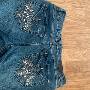 Jeans - Jätte fina jeans med coola bakfickor (boutcut) (liknar lite miss me jeans) inga defekter (midjemåttet är 39cm  rakt över och innebenslängden är 81cm) hör av er för fler bilder eller frågor❤️( dom är typ mid waist)