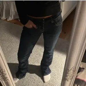 Assss snygga mörkblå lågmidjade jeans!!