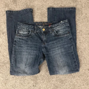 Jeans - Köpta på Plick men passade inte därför säljer jag vidare midjemått:42 och innerbensländ:73💗