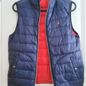 Polo Ralph Lauren Väst - Väst av märket Polo Ralph Lauren.  Nypris: 2000kr Vårt Pris: 449kr Storlek: XS (14 år) Varan är givetvis äkta. Tveka inte att höra av dig vid frågor!