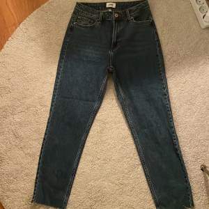 Ett par jeans använda en gång. Hör av er om ni vill ha bild på hur de sitter på.