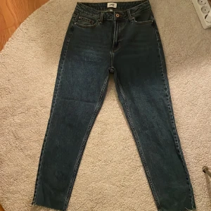 Only Jeans - Ett par jeans använda en gång. Hör av er om ni vill ha bild på hur de sitter på.