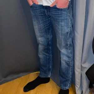 Levis 501 30/32, FRI FRAKT! - Säljer nu ett par Levis 501 i storlek 30/32, nyskick och FRI FRAKT! Tidslös och supersnygg färg som passar till allt året om, knappt använda. Lite åt slim hållet i passform, se bilden. Priset är förhandlingsbart vid snabb affär, kolla sidan för bundles!