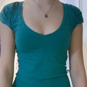 Y2K TRÖJA - En super fin y2k tröja. Super bra skick trots att den är köpt secondhand. Super söta ärmar som lägger sig jätte fint på axlarna! Den är i stretchigt material. 