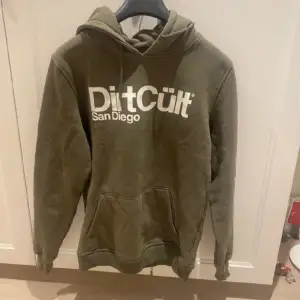 Dirtcult hoodie i nyskick, använd fåtal gånger. Ny pris 799 och inga defekter 💞använd gärna köp nu 