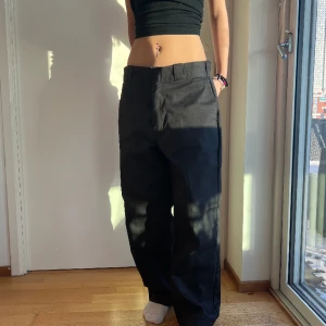 Dickiesbyxor - Dickiesbyxor i modellen 874 Original work pant 🖤Använda endast en gång, så är i mycket fint skick 🖤Köptes nya för 750kr 🖤 För referens är jag 163cm lång
