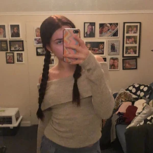 Off shoulder tjöra - Säljer denna populära och oanvända tröjan från H&M❤️ så fin!! Inga defkter💗