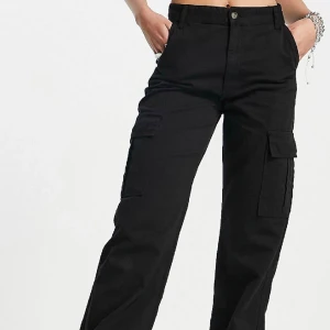 Cargo Pants  - Hej! Säljer mina Cargo byxor storleken 36 använd 2 gånger. Byxorna är i helt nytt skick, säljer för att de är för små nu. Är du intresserad hör av dig 💕