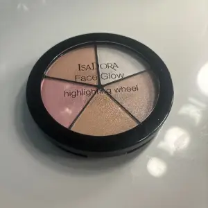 Säljer detta highlighter wheelet Isa Dora. Säljer det för att de inte kommer till användning men jättefin palett.❤️