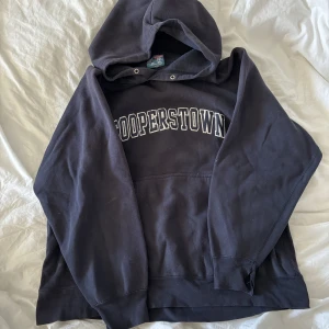 Hoodie - Jättesnygg hoodie. Säljer då den inte kommer till användning längre. Har ett litet håll i vänstra armen.