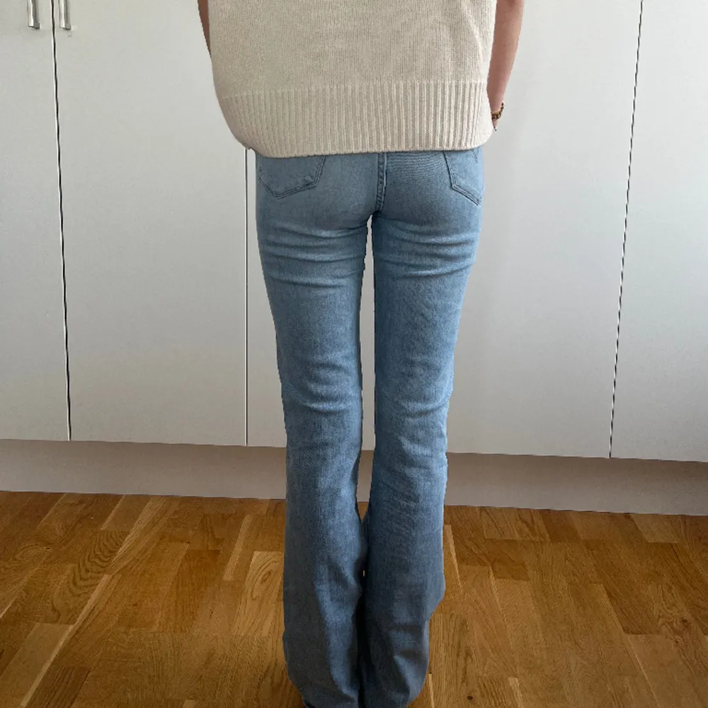 Långa och snygga Levis jeans som är bootcut/flare. Högmidjade, skriv privat för mått!. Jeans & Byxor.