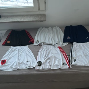 Fotbollsshorts - Säljer en massa fotbollsshorts storlekar: Juve - ny logga: 176 Juve - ny logga 152 Juve - gammal logga: L Man Utd: 176  Man Utd svart: 152 PSG: 176  Albanien: 164