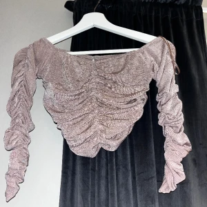 Topp  - Säljer denna supersnygga rosa ”glittriga” toppen 💗
