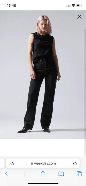 Jeans från Weekday i modellen Rowe, endast använd 1 gång så dom är i nyskick.