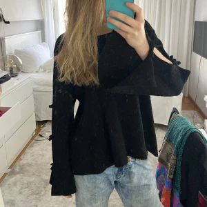 Tröja med cutouts - Stickad tröja med cutouts. Inprincip oanvänd