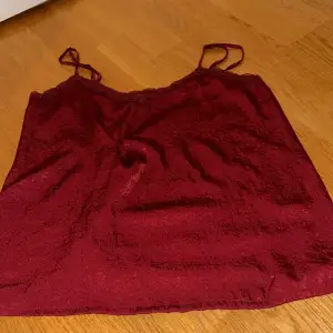 Säljer detta skit snygga linne som passar till allt! Säljer pga att det tyvärr inte kommer till användning. Det ör ett super fint spetslinne som är från hollister, är i silke och lite utsvängt, vilket enligt mig är jätte snyggt, pris kan diskuteras❤️❤️