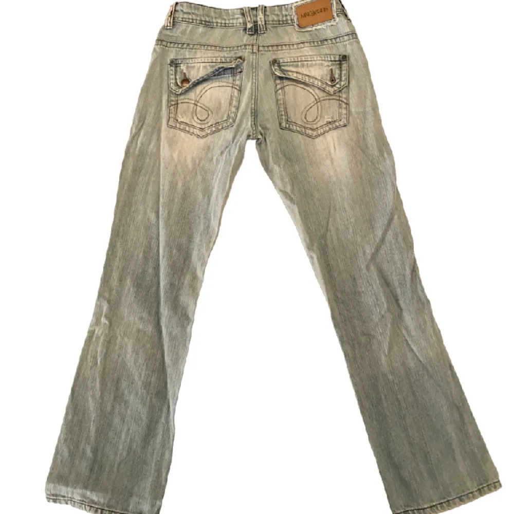 Supersnygga lågmidjade jeans med detaljer på fickorna! Knappen på ena bakfickan saknas, i övrigt i bra skick.                                   -Midjemått: 35 cm              -Innerbenslängd: 66 cm                  -Fotvidd: 18 cm. Jeans & Byxor.