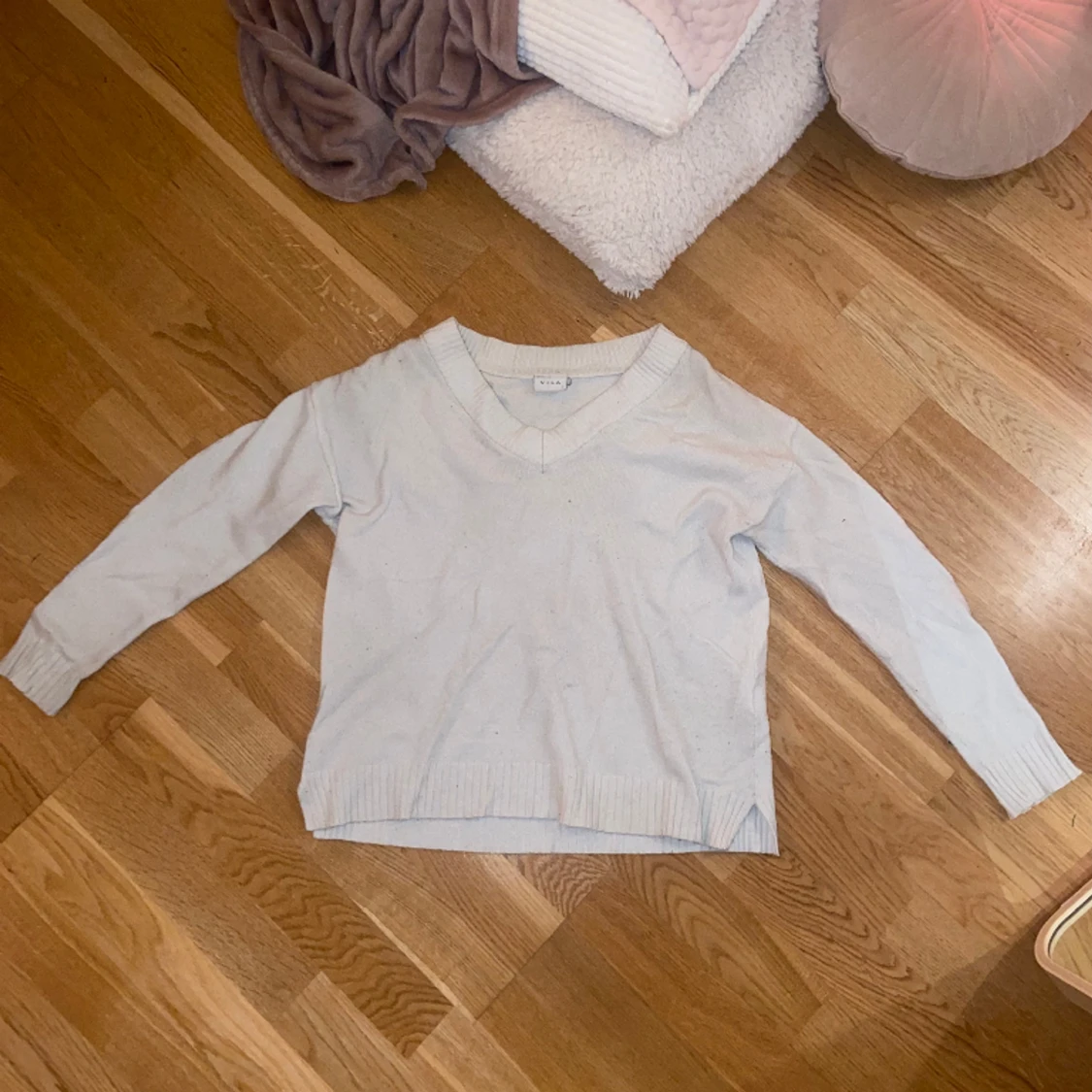 Stickad, V ringad tröja från VILA 