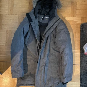 Everest vinterjacka herr - Everest vinterjacka barn. Grå. Strl L. Bra skick. 500 kr.
