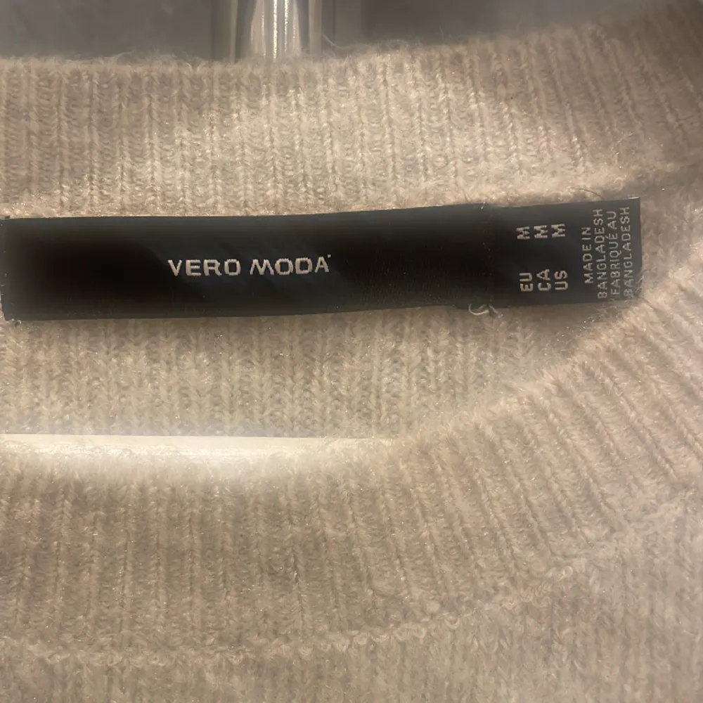 En fin stickad tröja från Vero Moda med ett väldigt fint skick.. Stickat.