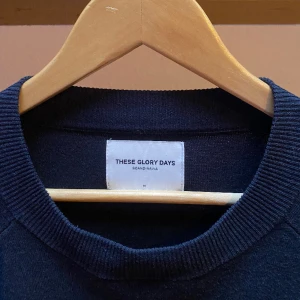 These Glory Days - En mycket skön, snygg och stickad tröja från These Glory Days.  Hör gärna av dig vid fler frågor!🙌