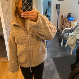 Teddyjacka hm - Teddyjacka från Hm i xs. Köpte för 550 tror jag i butik. Använd 1 gång då jag inte tycker att jag passar i den. Pris kan diskuteras och frakt tillkommer