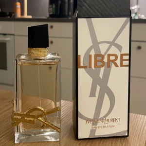 Yves Saint Laurent Parfym Libre - Underbar parfym som luktar gudomligt! Använd ytterst lite, de bild! St. 90 ml! Nypris 1465kr mitt pris 850kr💕