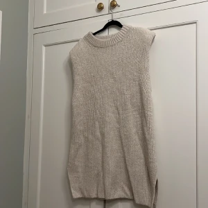 Stickad väst med axelvaddar - Fin att ha över blusar/skjortor! Bra skick! 