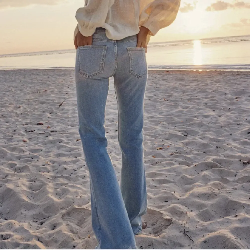 Jag säljer nu mina jätte fina eftertraktade low waisted bootcut jeans i ljusblå. Jeansen har endast kommit till användning 1 gång och är därmed i mycket bra skick. Kom privat om ni har några frågor!💓☺️storlek 38 men passar också 40.. Jeans & Byxor.