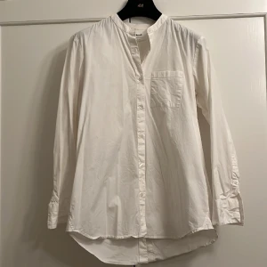 Burton down Skjorta Filippa K - Går att knäppa upp på baksidan som en snygg detalj. I använt skick. 