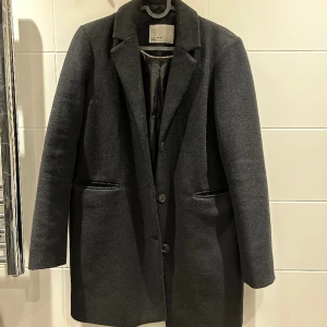 Kappa Vero Moda - Svart kappa från Vero Moda i strl S. Går till strax över knäna på mig som är 160 cm lång. 