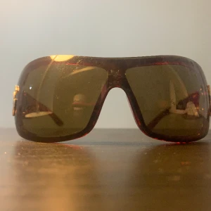 solglasögon - Jätte coola solglasögon, jag vet inte vad det är för brand men jag säljer de eftersom jag inte använder solglasögon längre. Skriv till om ni undrar något eller vill ha fler bilder på den 😊